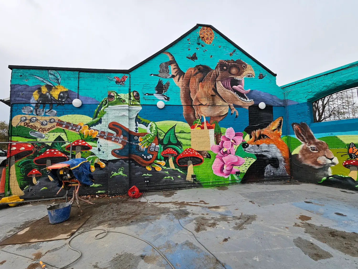 Musselburgh mural outside Edinburgh featuring dinosaurs and frogs
